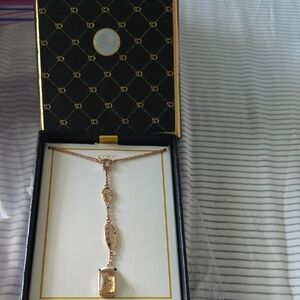 Elegant Gold Necklace with Pendant